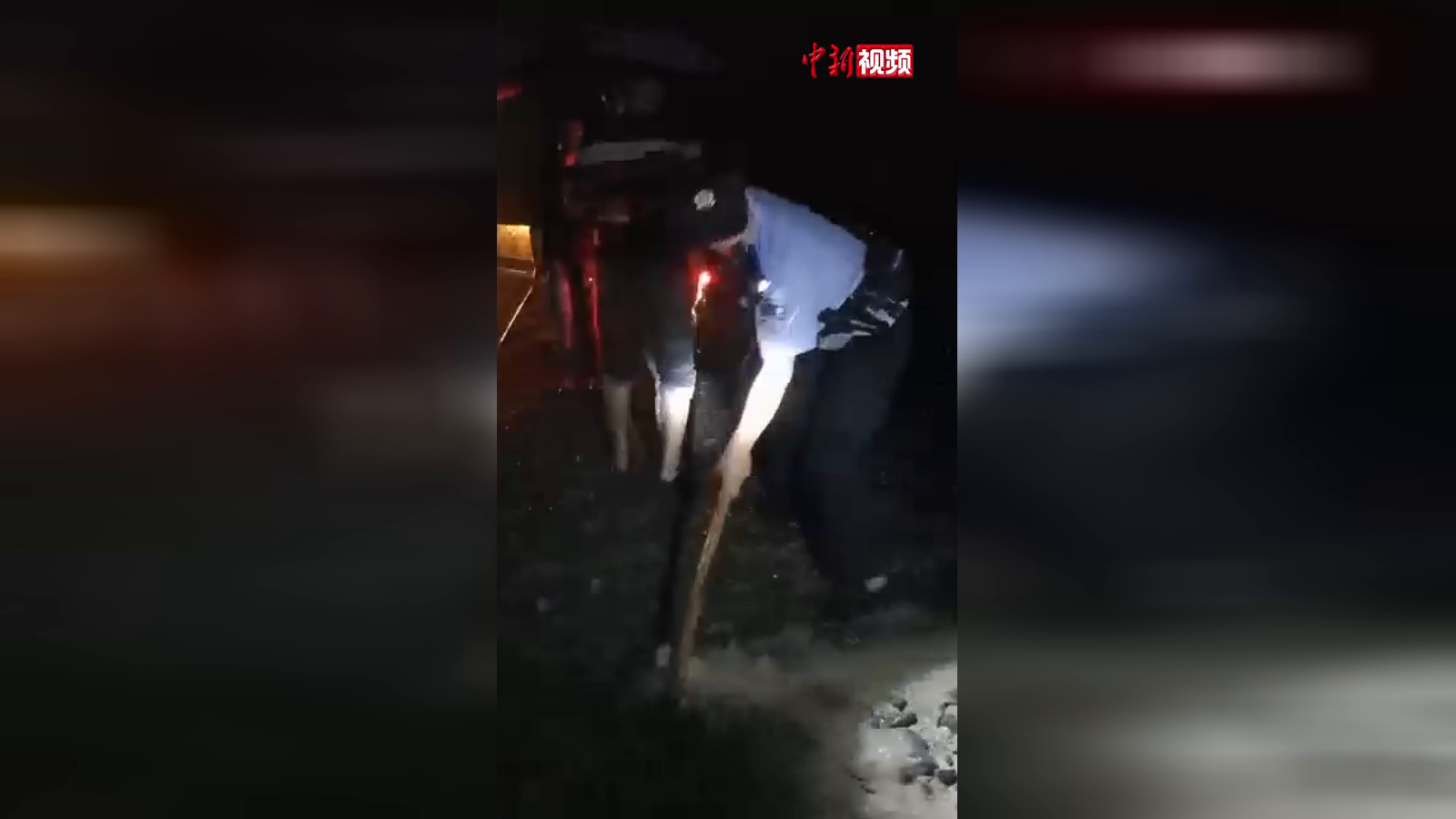 泥石流突袭云南昭通 辅警呐喊预警守护36人安全